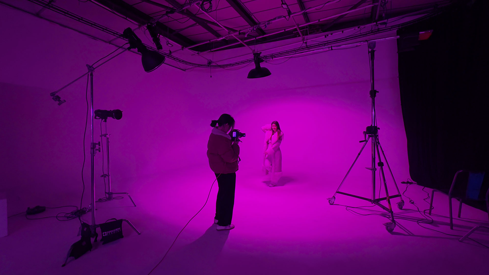 Spacious photo studio available for hire featuring professional lighting equipment, seamless backdrops, and a clean creative workspace.